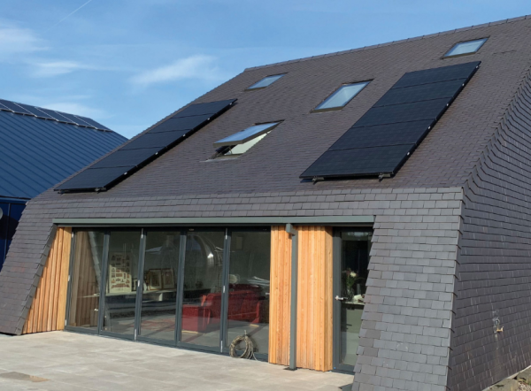 Atap Miring dengan Batu Alami Berlapis